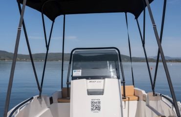 Explorer 30hp - Boat Rental (16)