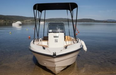 Explorer 30hp - Boat Rental (3)