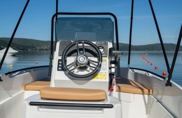 Explorer 30hp - Boat Rental (7)
